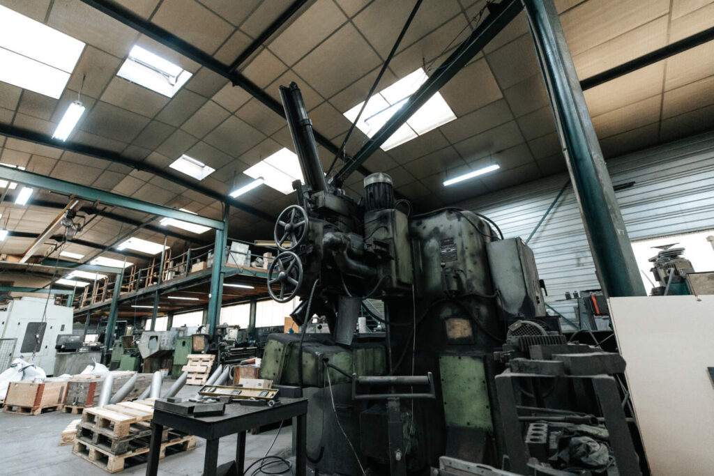 Atelier et machines d'usinage et chaudronnerie de l'entreprise Chapuis Père & Fils