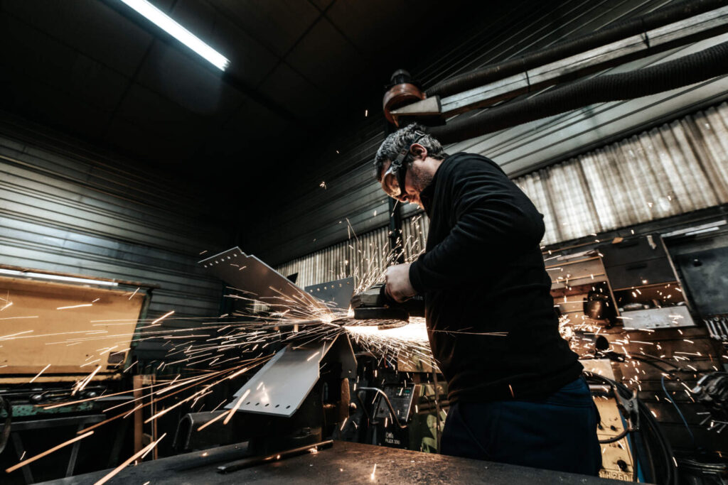 Éric Chapuis, réalisation de pièces de l'entreprise d'usinage et de chaudronnerie Chambéry